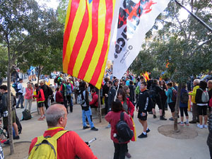 Sortida de la columna de la Marxa per la Llibertat des de la pla&ccedil;a de l'1 d'octubre de 2017 de Girona