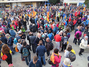 Sortida de la columna de la Marxa per la Llibertat des de la pla&ccedil;a de l'1 d'octubre de 2017 de Girona