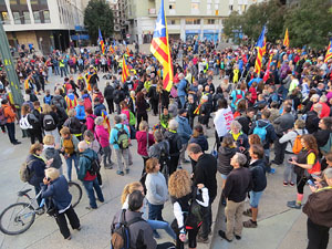 Sortida de la columna de la Marxa per la Llibertat des de la pla&ccedil;a de l'1 d'octubre de 2017 de Girona