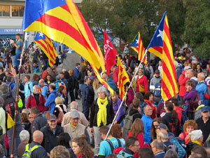 Sortida de la columna de la Marxa per la Llibertat des de la pla&ccedil;a de l'1 d'octubre de 2017 de Girona