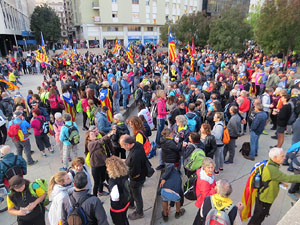 Sortida de la columna de la Marxa per la Llibertat des de la pla&ccedil;a de l'1 d'octubre de 2017 de Girona
