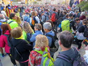 Sortida de la columna de la Marxa per la Llibertat des de la pla&ccedil;a de l'1 d'octubre de 2017 de Girona