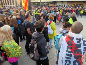 Sortida de la columna de la Marxa per la Llibertat des de la pla&ccedil;a de l'1 d'octubre de 2017 de Girona