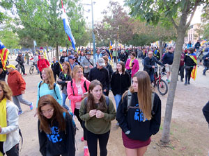Sortida de la columna de la Marxa per la Llibertat des de la pla&ccedil;a de l'1 d'octubre de 2017 de Girona
