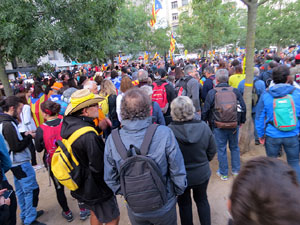 Sortida de la columna de la Marxa per la Llibertat des de la pla&ccedil;a de l'1 d'octubre de 2017 de Girona