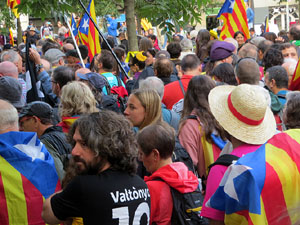 Sortida de la columna de la Marxa per la Llibertat des de la pla&ccedil;a de l'1 d'octubre de 2017 de Girona