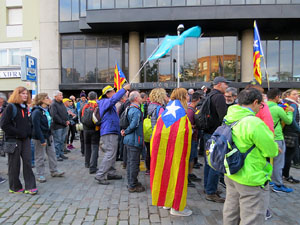 Sortida de la columna de la Marxa per la Llibertat des de la pla&ccedil;a de l'1 d'octubre de 2017 de Girona