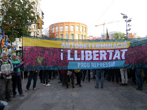 Sortida de la columna de la Marxa per la Llibertat des de la pla&ccedil;a de l'1 d'octubre de 2017 de Girona