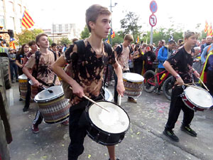 Sortida de la columna de la Marxa per la Llibertat des de la pla&ccedil;a de l'1 d'octubre de 2017 de Girona