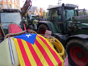 Sortida de la columna de la Marxa per la Llibertat des de la pla&ccedil;a de l'1 d'octubre de 2017 de Girona