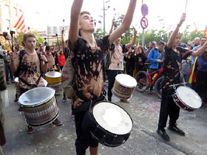 Sortida de la columna de la Marxa per la Llibertat des de la pla&ccedil;a de l'1 d'octubre de 2017 de Girona