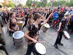 Sortida de la columna de la Marxa per la Llibertat des de la pla&ccedil;a de l'1 d'octubre de 2017 de Girona