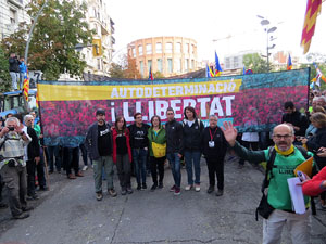 Sortida de la columna de la Marxa per la Llibertat des de la pla&ccedil;a de l'1 d'octubre de 2017 de Girona
