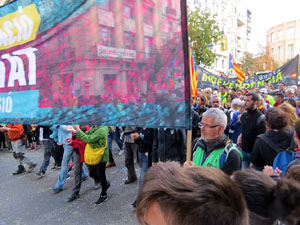 Sortida de la columna de la Marxa per la Llibertat des de la pla&ccedil;a de l'1 d'octubre de 2017 de Girona