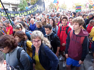 Sortida de la columna de la Marxa per la Llibertat des de la pla&ccedil;a de l'1 d'octubre de 2017 de Girona