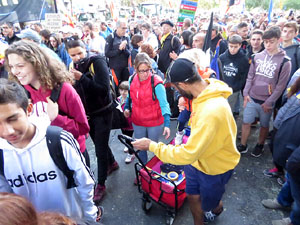 Sortida de la columna de la Marxa per la Llibertat des de la pla&ccedil;a de l'1 d'octubre de 2017 de Girona
