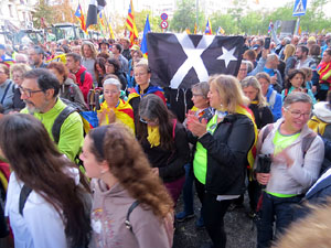 Sortida de la columna de la Marxa per la Llibertat des de la pla&ccedil;a de l'1 d'octubre de 2017 de Girona