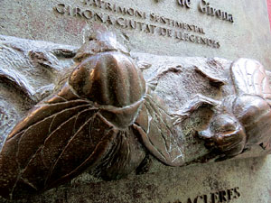 Girona i les mosques. Pres&egrave;ncia d'un animal s&iacute;mbol de la ciutat pels carrers de Girona