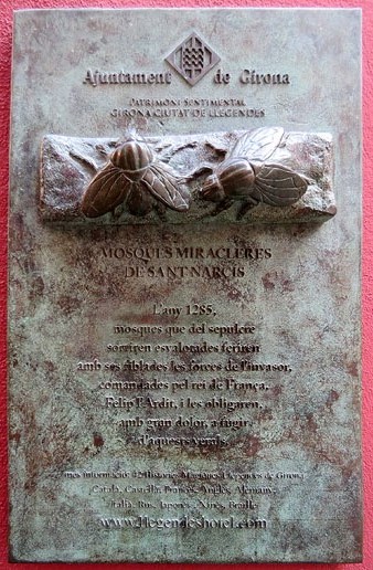 Placa explicativa de la llegenda de les mosques de Sant Narc&iacute;s al carrer de les Mosques