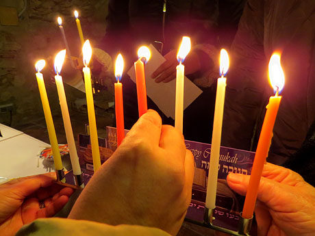 Nadal 2019 a Girona. Encesa dels llums de Hanukk&agrave; al pati dels Rabins