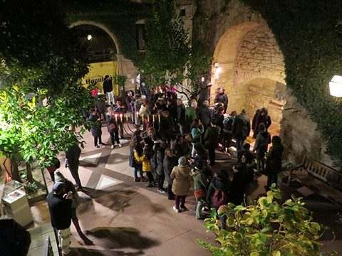 La celebraci&oacute; al pati dels Rabins