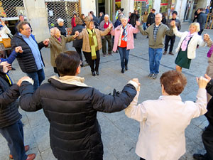 Nadal 2019 a Girona. Audici&oacute; de sardanes a la Rambla de la Llibertat amb la cobla Selvatana