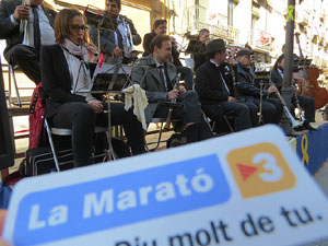 Nadal 2019 a Girona. Audici&oacute; de sardanes a la Rambla de la Llibertat amb la cobla Selvatana