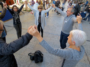 Nadal 2019 a Girona. Audici&oacute; de sardanes a la Rambla de la Llibertat amb la cobla Selvatana