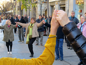 Nadal 2019 a Girona. Audici&oacute; de sardanes a la Rambla de la Llibertat amb la cobla Selvatana