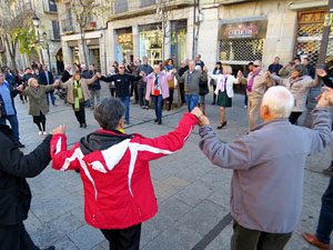 Nadal 2019 a Girona. Audici&oacute; de sardanes a la Rambla de la Llibertat amb la cobla Selvatana