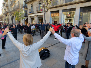 Nadal 2019 a Girona. Audici&oacute; de sardanes a la Rambla de la Llibertat amb la cobla Selvatana