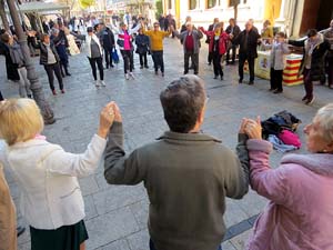 Nadal 2019 a Girona. Audici&oacute; de sardanes a la Rambla de la Llibertat amb la cobla Selvatana