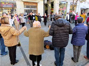 Nadal 2019 a Girona. Audici&oacute; de sardanes a la Rambla de la Llibertat amb la cobla Selvatana