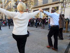 Nadal 2019 a Girona. Audici&oacute; de sardanes a la Rambla de la Llibertat amb la cobla Selvatana
