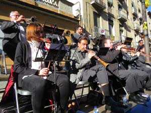Nadal 2019 a Girona. Audici&oacute; de sardanes a la Rambla de la Llibertat amb la cobla Selvatana
