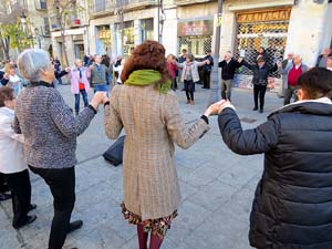 Nadal 2019 a Girona. Audici&oacute; de sardanes a la Rambla de la Llibertat amb la cobla Selvatana