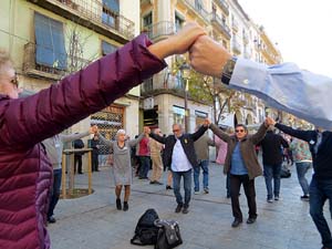 Nadal 2019 a Girona. Audici&oacute; de sardanes a la Rambla de la Llibertat amb la cobla Selvatana