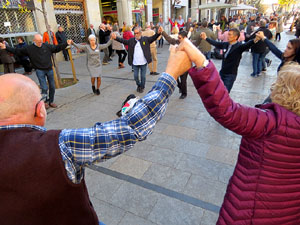 Nadal 2019 a Girona. Audici&oacute; de sardanes a la Rambla de la Llibertat amb la cobla Selvatana