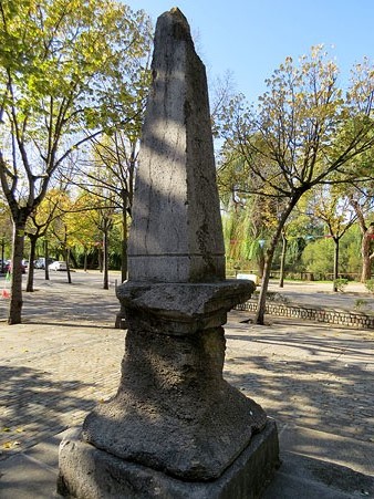 Mon&ograve;lit. Portava la seg&uuml;ent inscripci&oacute;: 'A&ntilde;o de 1722. Reinando Phelipe Quinto el Ex. Sr. Mrqs. de Castel Rodrigo Capn. Gl. del Exo. Se&ntilde;or Baron d'Huart Teniente General de los Exercitos de su Magd. el Rey que Dios guarde, Gobernador Militar y Corregidor del Muy Ilustre Ayuntamo. de Gerona y los Muy Ilustres Regidores de la Ciudad de Gerona mandaron hacer este pretil y componer este camino'