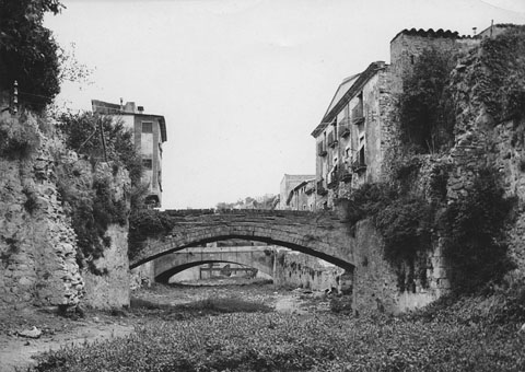 El tram final del riu Galligants. Travessen el riu: un aq&uuml;educte, el pont del carrer de la Barca i el pont del carrer del Llop. 1900-1930