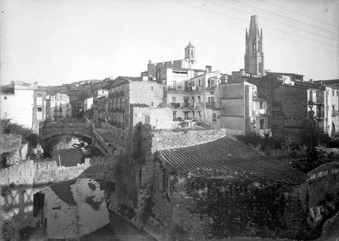 El riu Galligants a l'al&ccedil;ada del barri de Sant Pere de Galligants. En primer terme, el creuament de l'aq&uuml;educte espitllat. En segon terme, el pont del carrer de la Barca i el pont del carrer del Llop. 1930-1940