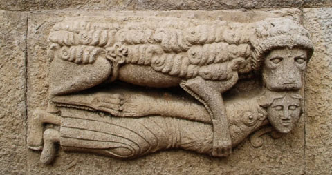 R&egrave;plica de la llinda d'un habitatge del carrer del Llop. La va fer construir Rafael Mas&oacute; per al mur exterior del cementiri de Girona. L'original &eacute;s al Museu d'Art