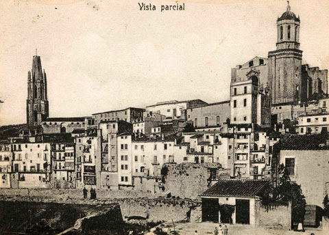Vista del barri Vell des de la pla&ccedil;a Independ&egrave;ncia. S'observen les restes de l'enderrocament del baluard de Figuerola (o de Sant Agust&iacute;), efectuat el 1908 a conseq&uuml;&egrave;ncia de la primera llei de concessi&oacute; de baluards. S'observen les restes de la torre de Sant Agust&iacute;. 1908