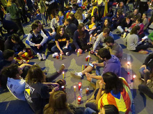 Seguda amb espelmes davant la subdelegaci&oacute; del Govern espanyol a Girona