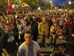 Seguda amb espelmes davant la subdelegaci&oacute; del Govern espanyol a Girona