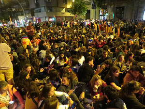 Seguda amb espelmes davant la subdelegaci&oacute; del Govern espanyol a Girona