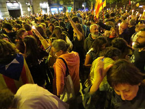 Seguda amb espelmes davant la subdelegaci&oacute; del Govern espanyol a Girona