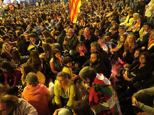 Seguda amb espelmes davant la subdelegaci&oacute; del Govern espanyol a Girona
