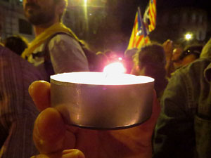 Seguda amb espelmes davant la subdelegaci&oacute; del Govern espanyol a Girona