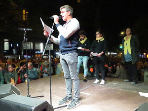 Seguda amb espelmes davant la subdelegaci&oacute; del Govern espanyol a Girona